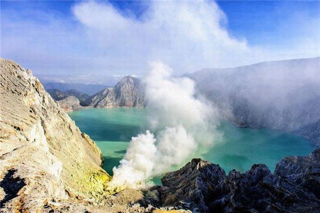 世界上最危险的硫酸湖是什么 卡瓦伊真火山湖（含硫酸）