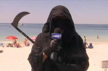 美国海滩惊现死神男子全身黑色手持镰刀背后原因令人动容