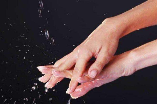 为什么洗澡时手会皱?手部皮下脂肪少(有利于抓握湿物)