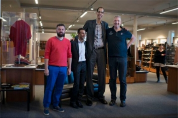 世界上最大的脚是谁 塔克乌拉（左脚38厘米右脚35厘米）