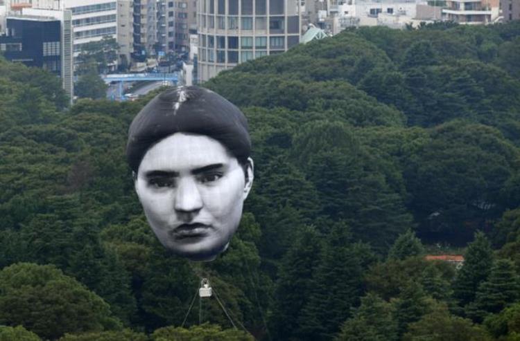 日本东京上空出现神秘大脸,东京上空现巨型人脸是谁
