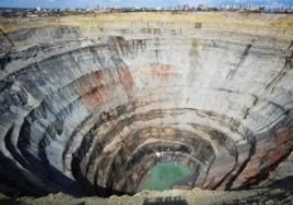 世界上最大的钻石坑：储藏万亿克拉钻石(直径达56公里)