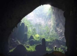 世界上最大的洞穴：足足有40层楼高(内部可容纳动车)