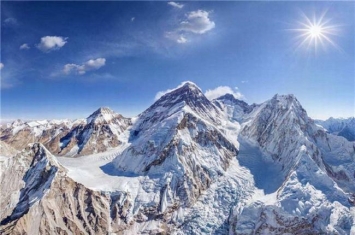 世界第一高峰是哪个 珠穆朗玛峰（位于中国尼泊尔边境）