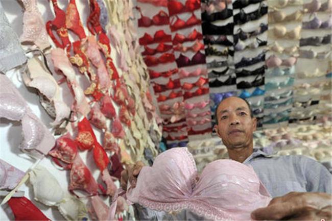 世界上收藏胸罩最多的人 中国湖南人（收藏胸罩五千多个）