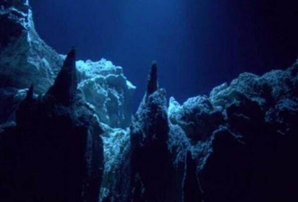 大西洋海底有多恐怖，泰坦尼克号沉没于此/怪兽时常出没