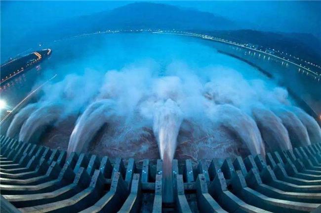 世界上最大的水坝 位于湖北省的三峡大坝（长38公里）