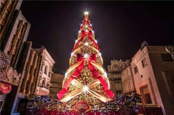 世界上最大的人工圣诞树 高达85米重达542吨