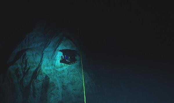马里亚纳海沟通往地心，海底11034米/打通地心还差的远
