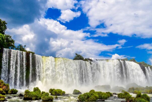 世界上最大的钙华瀑布:扎嘎瀑布，高104米(声闻十里)