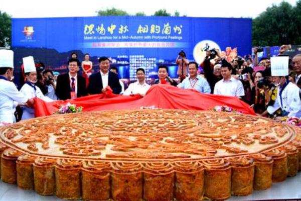 世界上最大的月饼:直径达8米(单单面粉就重1吨)
