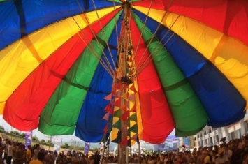 世界上最大的伞:直径长达18.15米(能遮住一个小广场)