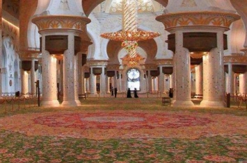 世界上最大的波斯地毯:铺满整个清真寺(结就打了2亿个)