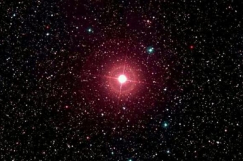 红超巨星有多大，太阳质量的100倍（最大的比太阳大45亿倍）