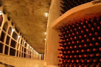 世界上最大的地下酒窖:摩尔多瓦(能储存两百万瓶葡萄酒)