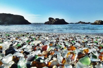 世界上最美的沙滩:俄罗斯宝石沙滩，遍地都是宝石