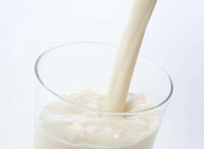 成人能喝婴儿奶粉吗？成年人如何选择合适的奶粉