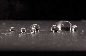 莱顿弗罗斯特效应：一滴水珠接触到高温铁板 能悬浮30秒