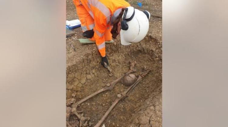 恐怖英国高铁工地挖出40具无头尸骸头骨放置在两腿之间