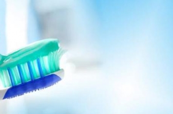 牙膏尾部有蓝,黑,绿哪个最好,用含氟牙膏好还是不含氟牙膏好