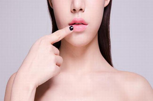 嘴唇干起皮可以舔吗 怎样才能预防嘴唇干脱皮