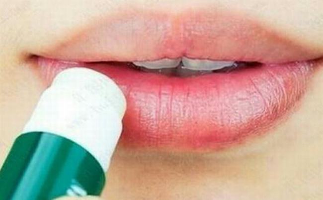 嘴唇干起皮可以舔吗 怎样才能预防嘴唇干脱皮