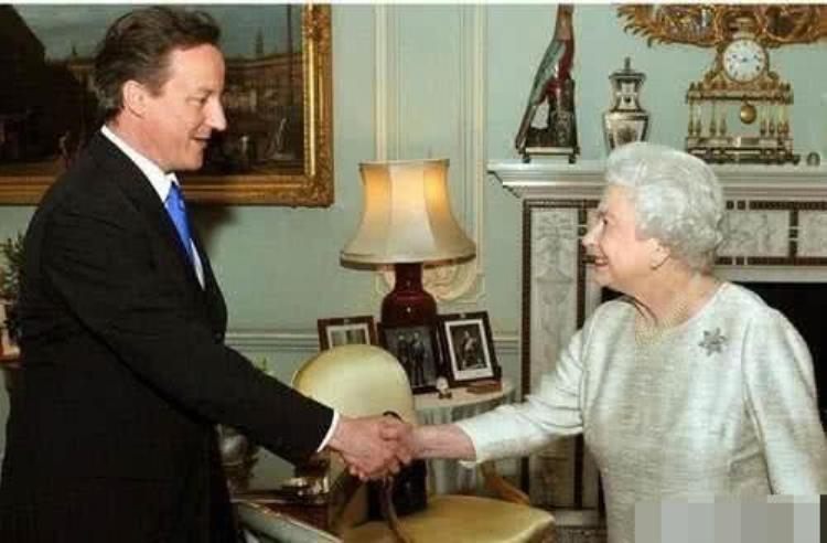 英国女王的权力大还是英国首相的权力大,英国的总理和女王谁的权力大
