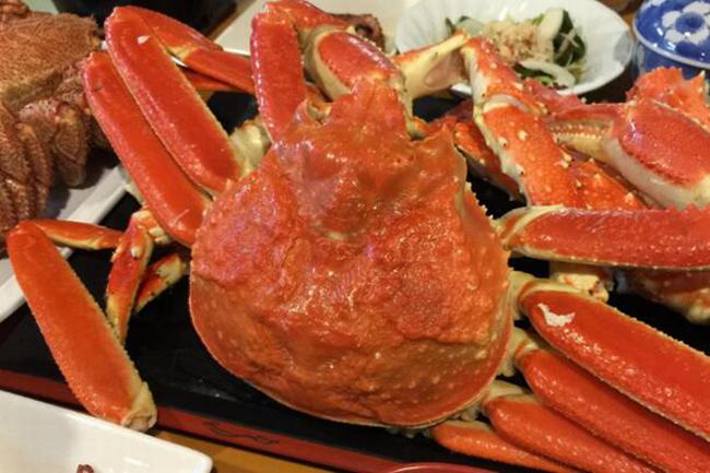 螃蟹和牛肉能一起吃吗 螃蟹寒性牛肉温热最好不要一起吃