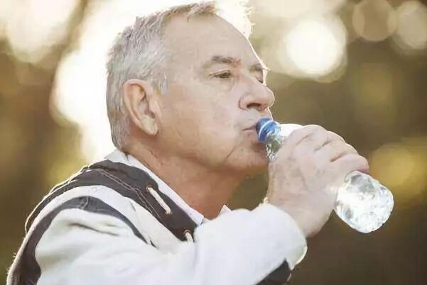 八杯水正确喝水时间表 掌握正确喝水时间可以排毒养颜