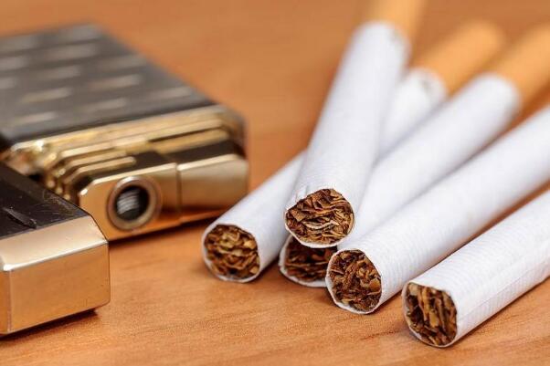电子烟和香烟哪个危害大 都对身体产生巨大危害(尽早戒烟)