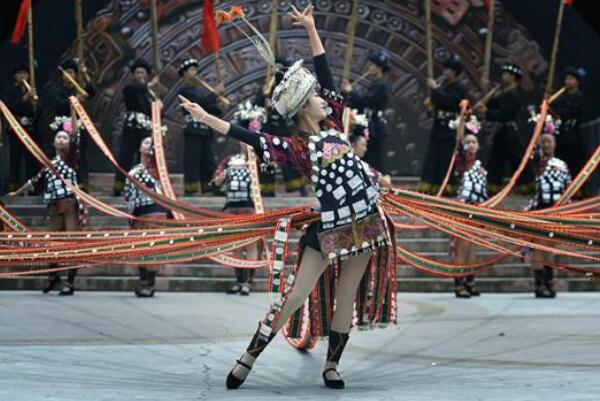 蒙古族的传统节日 节日必备赛马摔跤射箭歌舞(那达慕大会)
