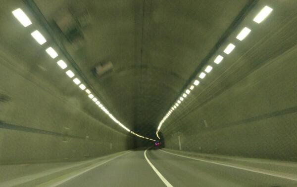有人经历过时空隧道吗：每个人都经历过，只不过遗忘了
