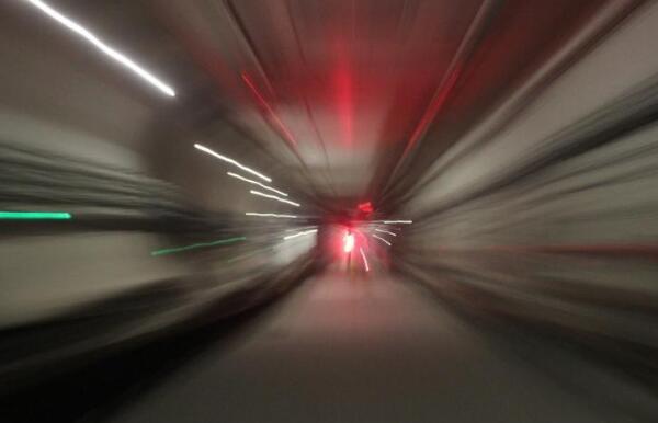 时光隧道真的存在吗：存在，爱因斯坦相对论是证据