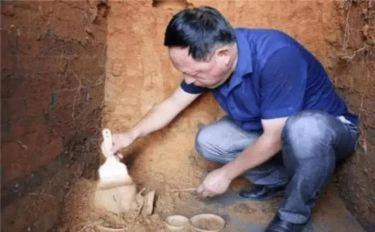 北京修地铁挖出古墓,古墓中的铁索悬棺