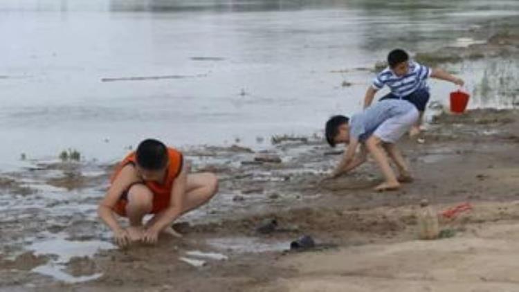 12岁男童下河游泳不幸溺亡,河边溺水小孩危险行为