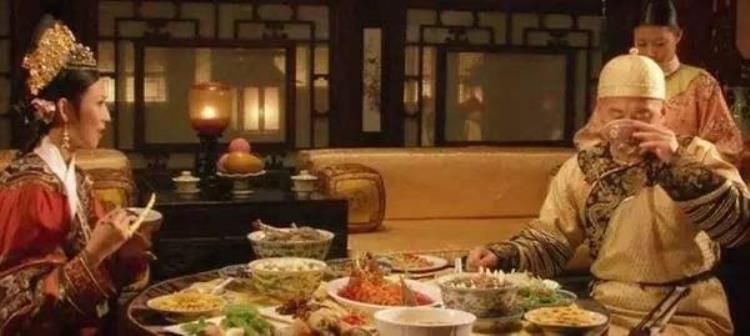 清朝宫女太监的伙食「皇帝每顿饭都会剩很多菜宫女太监们可以吃但他们为何不吃」