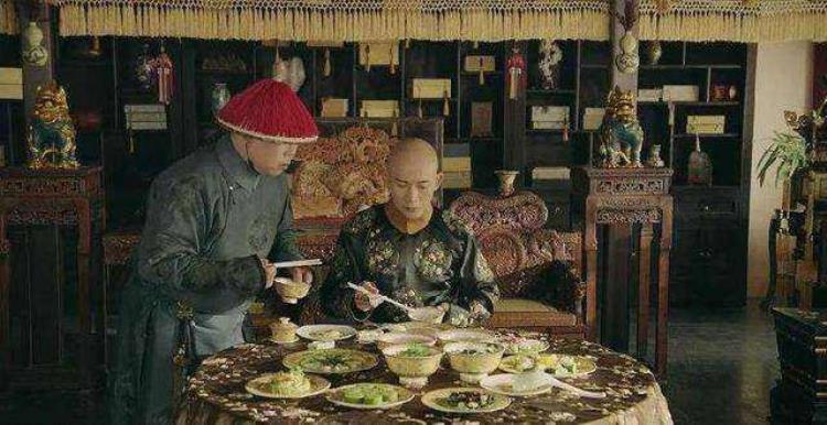 清朝宫女太监的伙食「皇帝每顿饭都会剩很多菜宫女太监们可以吃但他们为何不吃」