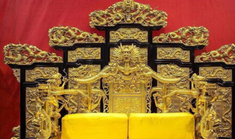 故宫里的龙椅,到底是用什么材料做的「故宫里面的龙椅到底是用啥材料做的呢说出来怕吓到你」