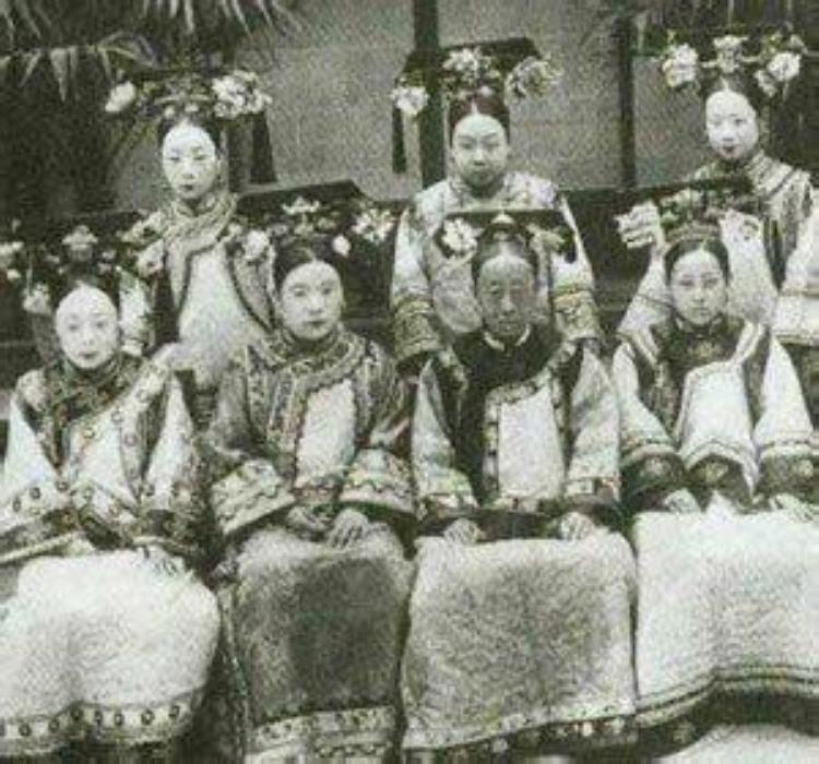 为啥清朝的妃子都这么丑「皇帝的妃子本该艳绝天人为什么清朝的嫔妃都长得那么丑」