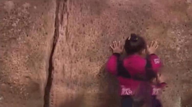 2014年安徽景点突发怪事7岁女孩推动32吨巨石难道天生神力