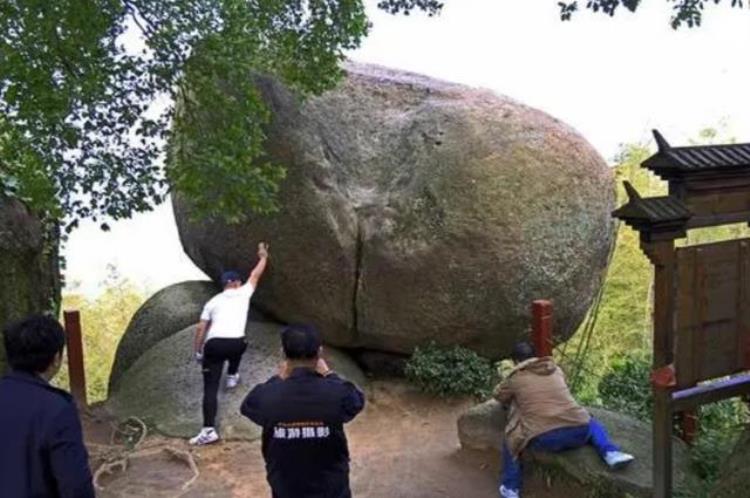 2014年安徽景点突发怪事7岁女孩推动32吨巨石难道天生神力