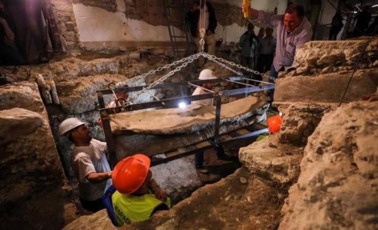巴黎圣母院挖出罕见人形铅棺内部保存完好它有什么特别之处