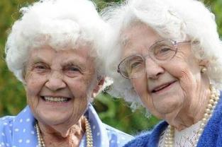 世界上最长寿双胞胎：度过106个生日(经历一战二战)