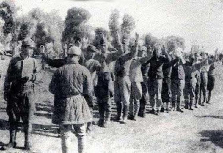 希特勒俘虏15名法军,二战中的德军真实战斗录像