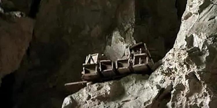 贵州山洞堆满棺材「贵州背尸人以背尸背棺材为生徒手攀爬悬崖峭壁上堆满了棺材」