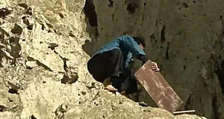 贵州山洞堆满棺材「贵州背尸人以背尸背棺材为生徒手攀爬悬崖峭壁上堆满了棺材」