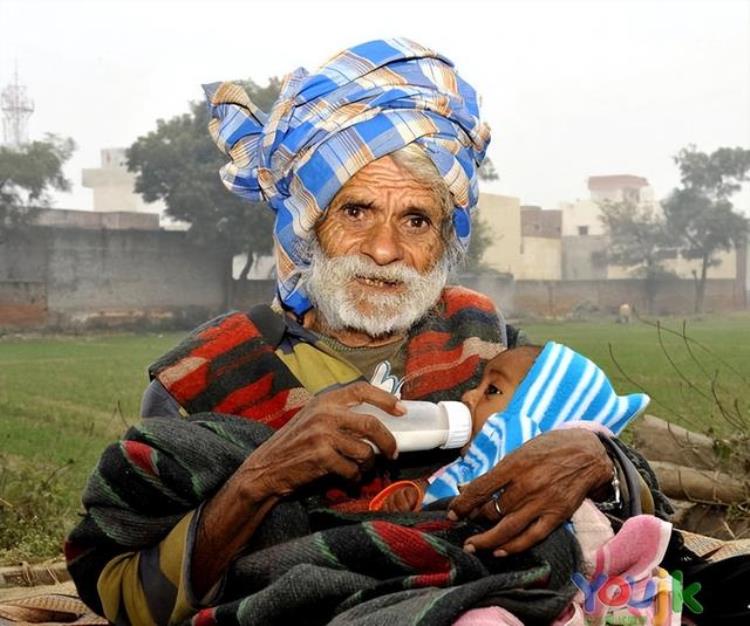 旷世奇闻印度农夫97岁喜获二胎儿子干农活超棒孩子他妈54岁
