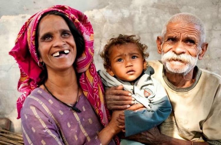 旷世奇闻印度农夫97岁喜获二胎儿子干农活超棒孩子他妈54岁