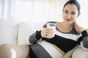 孕期为什么会挤出乳汁,孕期有初乳流出来