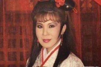 西门大妈杨钧钧年轻照片，65岁演鸳鸯戏水网友直呼辣眼睛
